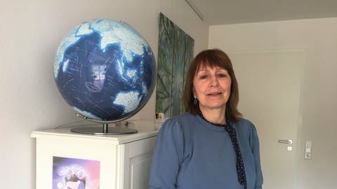 Die Psychotherapeutin Astrid Kerner von Psychologists of Future Freiburg berät Menschen mit Klimaangst. (Foto: SWR, Gabi Krings)