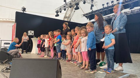 Ganz junge Gäste auf der Bühne bei der Landesgartenschau: Kinder aus dem deutsch-französischen Kindergarten Bierlehof (Foto: SWR, Jasmin Bergmann)