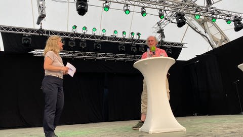 Elsass-Kenner und Journalist Hubert Matt-Willmatt auf der Bühne auf der Landesgartenschau in Neuenburg (Foto: SWR, Jasmin Bergmann)