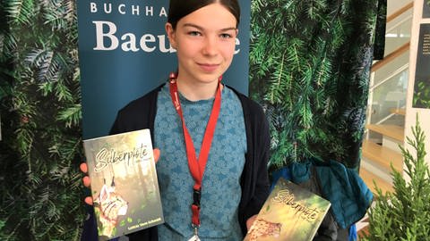 Die dreizehnjährige Leticia Vent-Schmidt aus Lenzkirch ist die jüngste Autorin auf der Buchmesse "Blätterrausch". (Foto: SWR, Gabi Krings)