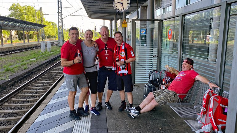SC Freiburg-Fans steigen in den Sonderzug nach Berlin (Foto: SWR)