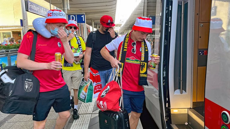 SC Freiburg-Fans steigen in den Sonderzug nach Berlin (Foto: SWR)