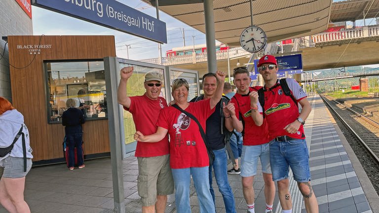 SC-Fans sind superpünktlich am Freiburger Hauptbahnhof eingetroffen (Foto: SWR, Anita Westrup)