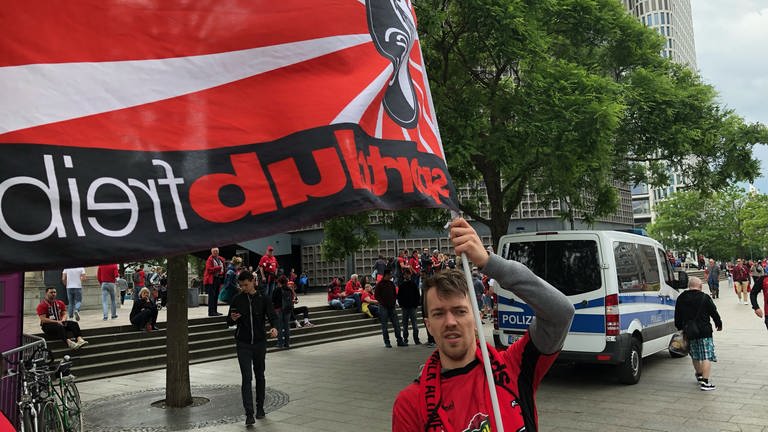 rot gekleidete Fans in Berlin (Foto: SWR, Sebastian Deliga)