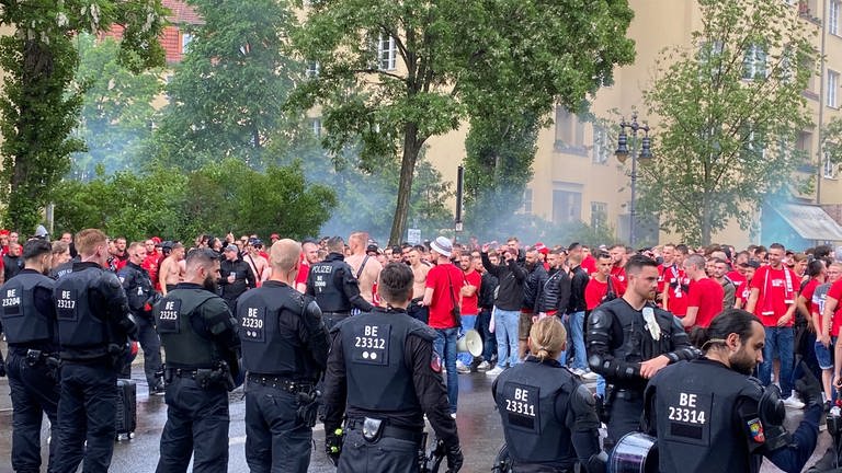 viele Fans bewacht von Polizisten (Foto: SWR, Matthias Zeller)