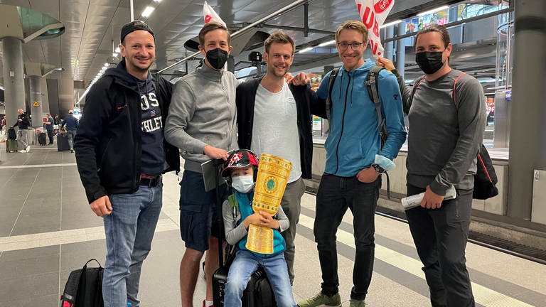 Freiburger Sc-Fans reisen vom DFB-Pokalfinale in Berlin zurück. (Foto: SWR, Anita Westrup)