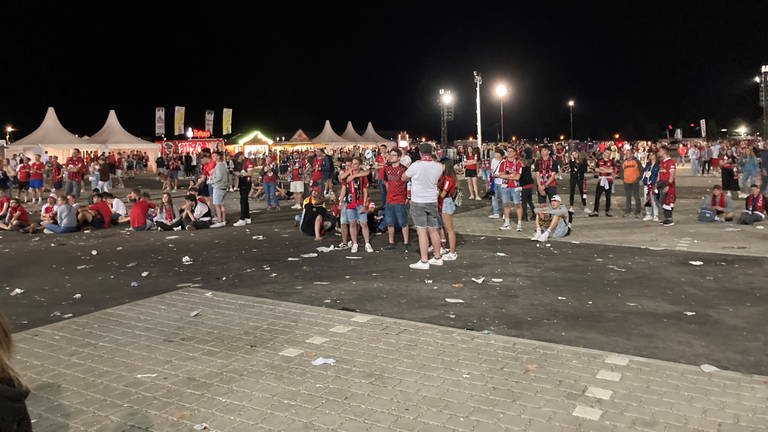 Die Fanmeile in Freiburg leerte sich nach der Niederlage des SC Freiburgs im DFB-Pokalfinale relativ schnell (Foto: SWR, Peter Steffe)