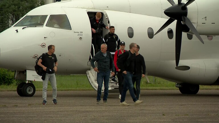 Die Mannschaft des SC Freiburg ist nach dem DFB-Pokalfinale wieder in Freiburg auf dem Flughafen gelandet (Foto: SWR)