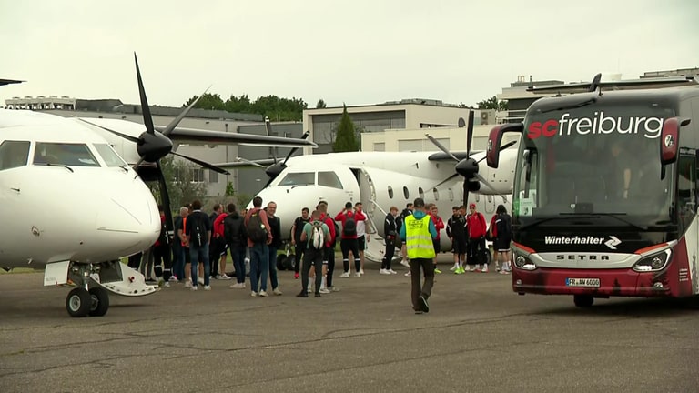 Die Mannschaft des SC Freiburg ist nach dem DFB-Pokalfinale wieder in Freiburg auf dem Flughafen gelandet (Foto: SWR)
