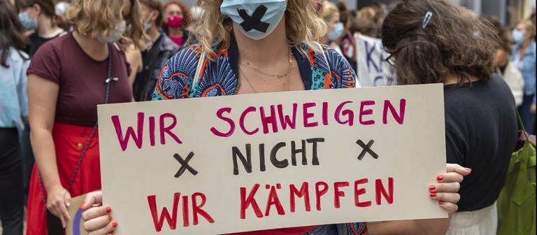 Große Empörung über ein Vergewaltigungsurteil: Vor dem Balser Berufungsgericht haben am Sonntag rund tausend Menschen demonstriert. (Foto: SWR)