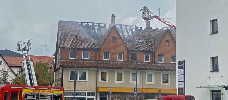 Ein Mehrfamilienhaus in VS-Schwenningen ist nach einem Dachstuhlbrand einsturzgefährdet (Foto: SWR, Samantha Happ)