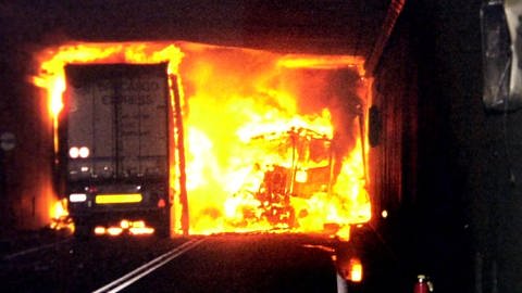 2001 sind bei einem Großfeuer im Gotthard Tunnel elf Menschen ums Leben gekommen (Foto: SWR, SRF)