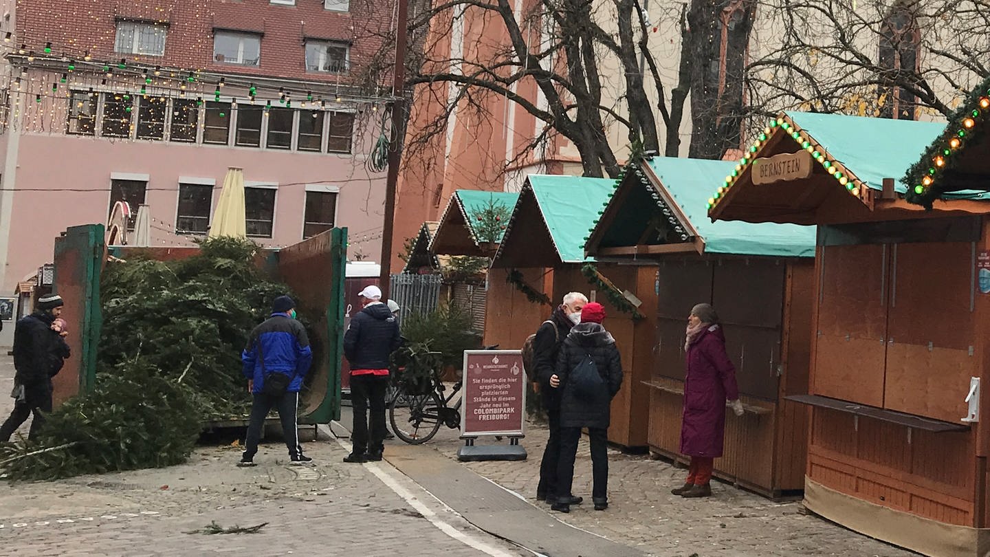 Absage des Freiburger Weihnachtsmarkts drei Tage nach Eröffnung: Die Weihnachtsbäume werden auf einen Wagen gesammelt.