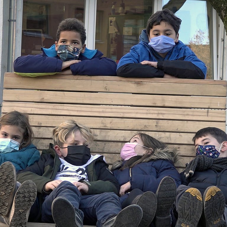 Grundschüler müssen auch auf dem Schulhof Maske tragen (Foto: SWR)