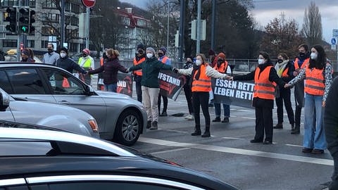 "Letzte Generation"-Aktivisten kämpfen für ein "Essen-Retten-Gesetz" und haben in Freiburg die B31 blockiert (Foto: SWR, Dinah Steinbrink)