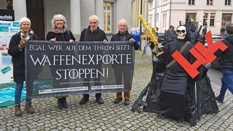 Kritische Aktionäre vor der außerordentlichen Hauptversammlung bei Heckler & Koch in Oberndorf (Foto: SWR, Margitta Freund)