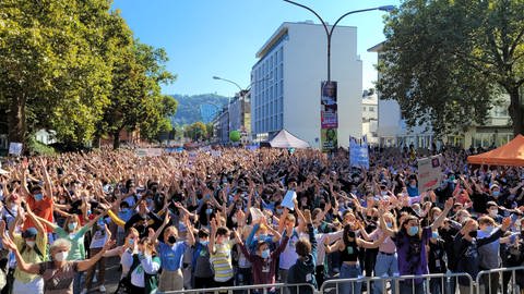 Fridays for Future-Demonstration in Freiburg: Tausende Menschen demonstrieren für mehr Klimaschutz. (Foto: SWR)
