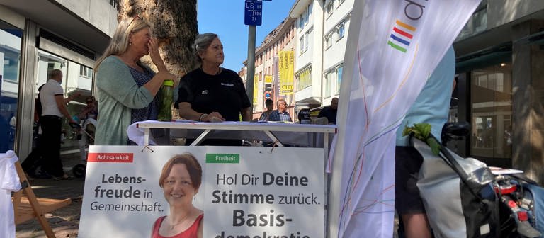 Wahlkampfstand der Partei Die Basis in Freiburg (Foto: SWR)