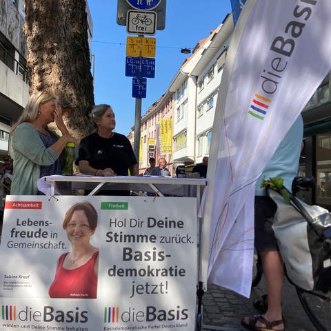 Wahlkampfstand der Partei Die Basis in Freiburg (Foto: SWR)