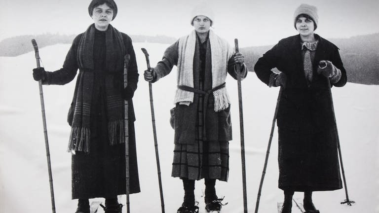 Drei Frauen auf Skiern, historische Aufnahme (Foto: SWR)