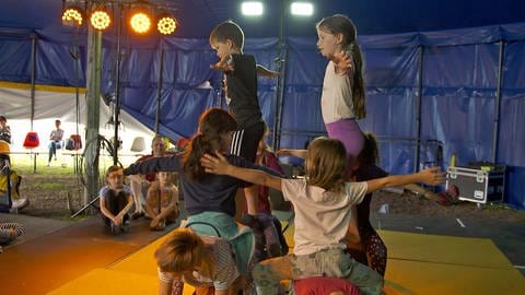 Manege frei für Kinder im Mitmach-Zirkus auf der LGS Neuenburg (Foto: SWR)