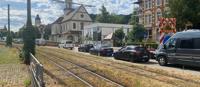 Autos stauen sich in östlicher Richtung vor dem B31-Tunnel in Freiburg (Foto: SWR, Sebastian Bagon)
