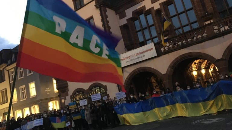 Mehrere hundert Menschen haben in Freiburg gegen den russischen Einmarsch in die Ukraine demonstriert. (Foto: SWR, Gabi Krings)