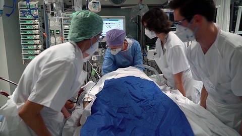 Team auf der Intensivstation Freiburg kümmert sich um Covid-Patienten (Foto: SWR)