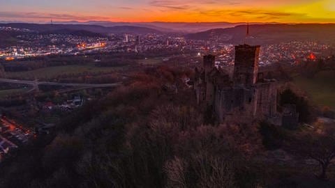 Wandern in BW: Malerisch präsentiert sich die Lörracher Burg Rötteln im Sonnenuntergang. (Foto: SWR, Kevin Stachorowski)