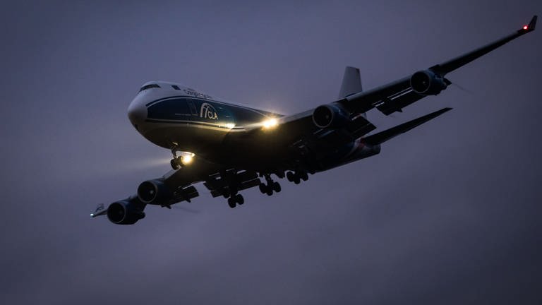 Flugzeug am Nachthimmel (Foto: dpa Bildfunk, Frank Rumpenhorst)