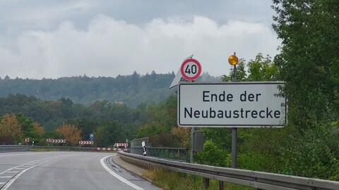 Schild neben Straße mit Aufschrift "Ende Neubaustrecke"   (Foto: SWR)