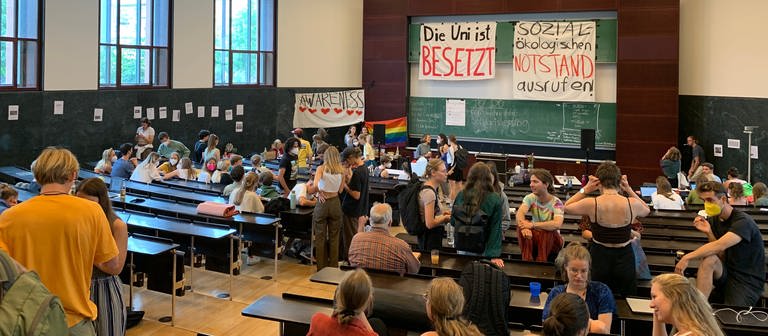 Akivistinnen und Aktivisten besetzen einen Hörsaal der Albert-Ludwigs-Universität Freiburg (Foto: SWR, David Pister)