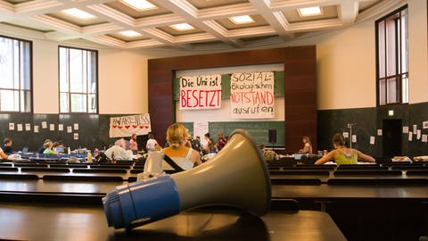 Seit dem 21. Juni besetzen Klimaaktivistinnen und -aktivisten eine Aula der Universität Freiburg. Nun soll es Gespräche geben. (Foto: dpa Bildfunk, Thomas Reichelt)