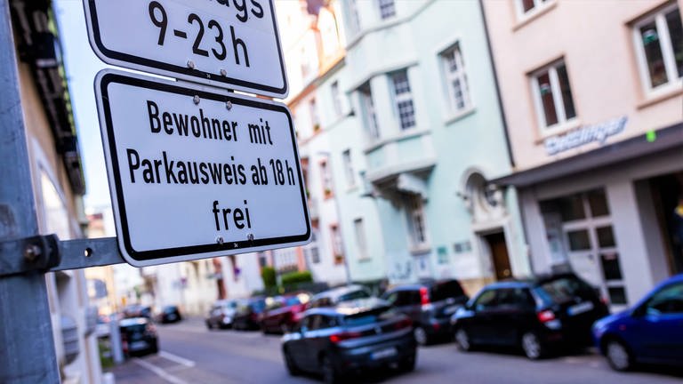 Anwohnerparken in Freiburg wird teurer. Der VGH hat einen Eilantrag dagegen nun abgelehnt. (Foto: dpa Bildfunk, Philipp von Ditfurth)
