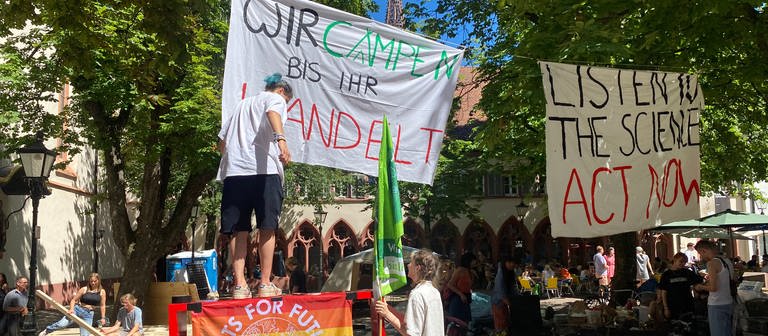 Klima-Aktivisten errichten ein Camp auf dem Freiburger Rathausplatz (Foto: SWR, Owusu Künzel)