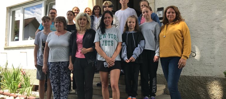 Die Ukrainerinnen mit ihren Kindern und den Helferinnen und Helfern der Gruppe "Menschen für Menschen" aus Oberkirch-Zusenhofen vor dem renovierten Pfarrhaus. (Foto: SWR, Ulf Seefeldt)
