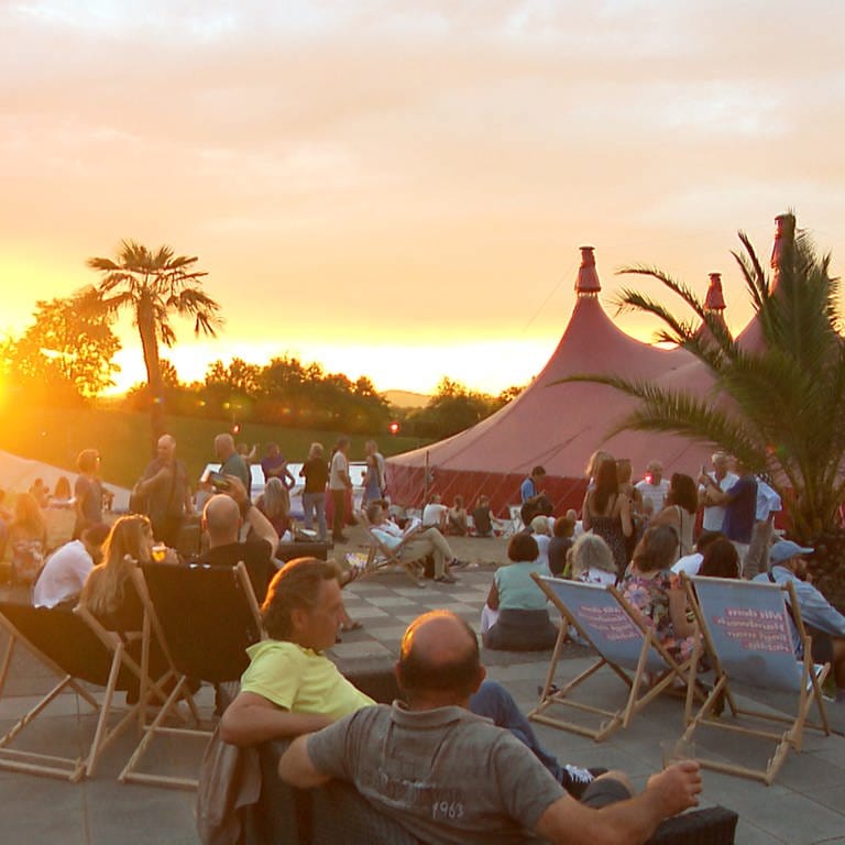 Blick auf die Zelte des Zelt-Musik-Festivals in Freiburg mit Sonnenuntergang (Foto: SWR)