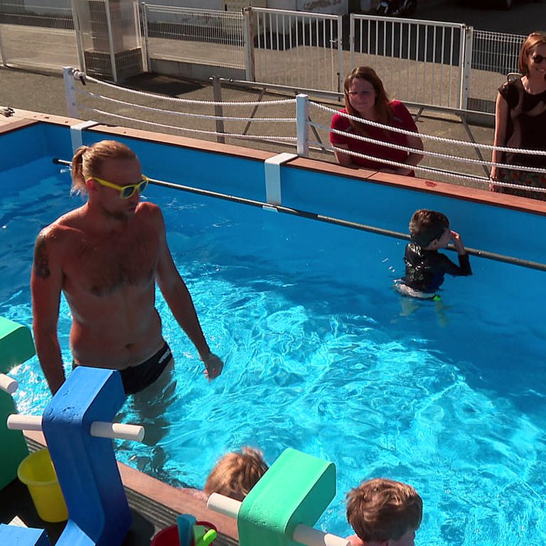 Schwimmlehrer Frank Guinand im mobilen Schwimmbecken der Eurometropole Straßburg (Foto: SWR)