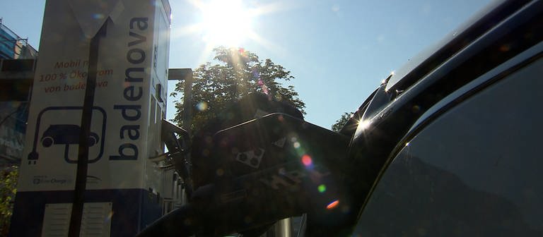 E-Auto Ladesäule bei Sonne (Foto: SWR)