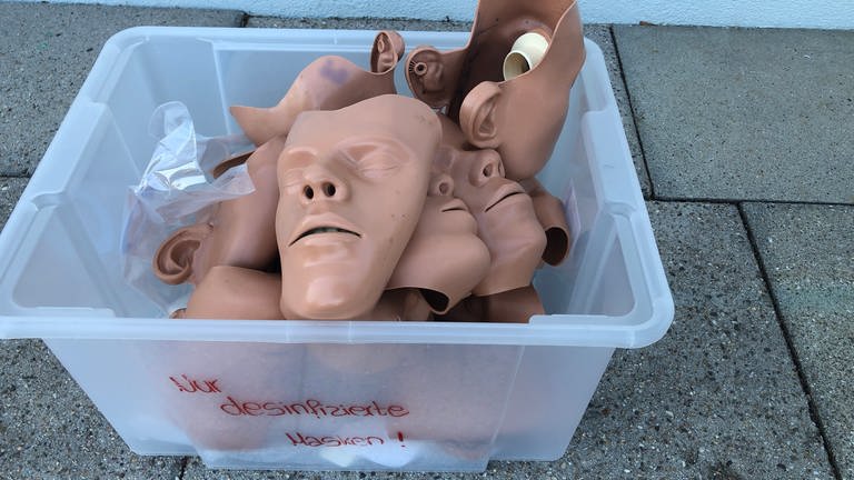 verschiedene Masken in einer Box mit Aufschrift "nur desinfizierte Masken"  (Foto: SWR, Laura Könsler)