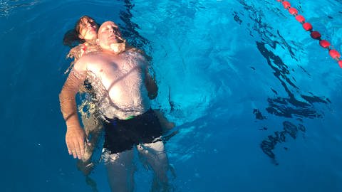 eine Frau rettet eine Mann im Wasser  (Foto: SWR, Laura Könsler)