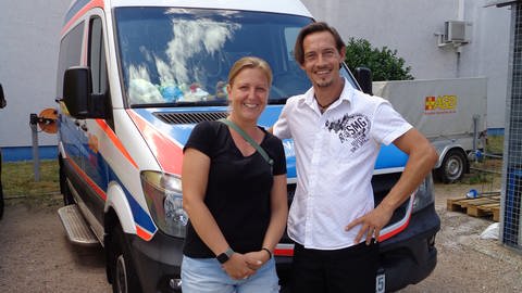 Tina Schönleber und Yannick Kehrer leiten das Projekt Wünschewagen vom ASB (Foto: Privat)
