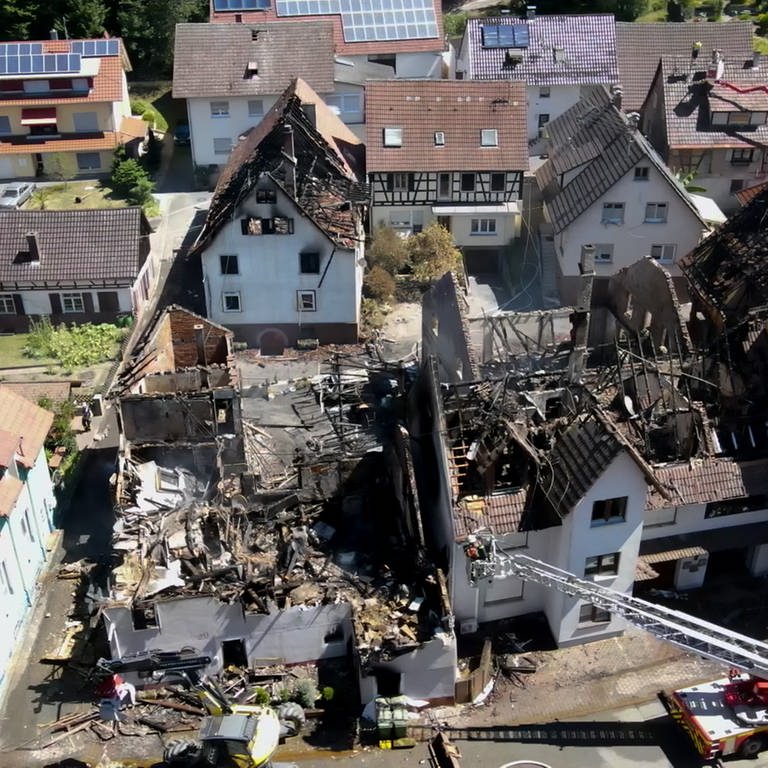 Drohnenaufnahme zeigt die ausgebrannten Wohnhäuser. (Foto: SWR)