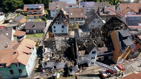 Drohnenaufnahme zeigt die ausgebrannten Wohnhäuser. (Foto: SWR)