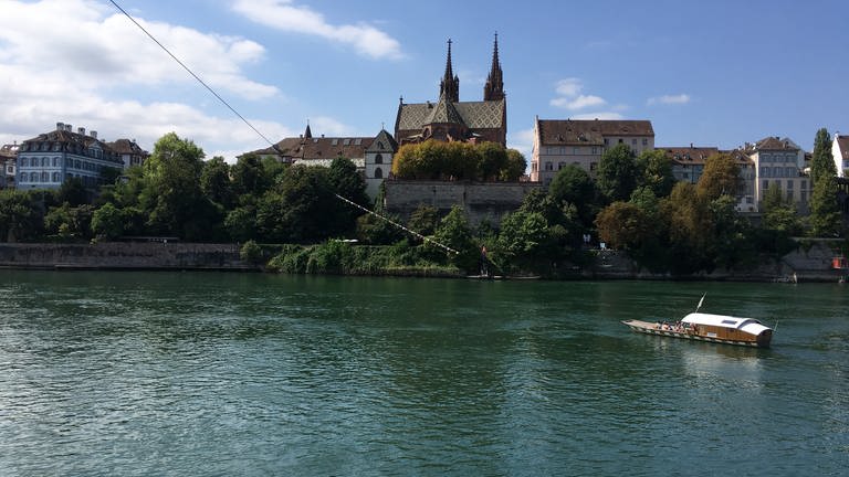 eine Fähre vor der Münsterpfalz (Foto: SWR, Laura Könsler)