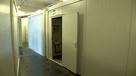 ein Container in einer Halle mit geöffneter Tür (Foto: SWR)