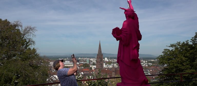 Die pinke Freiheitsstatue soll ein Zeichen gegen das Clubsterben in Freiburg sein. (Foto: SWR)