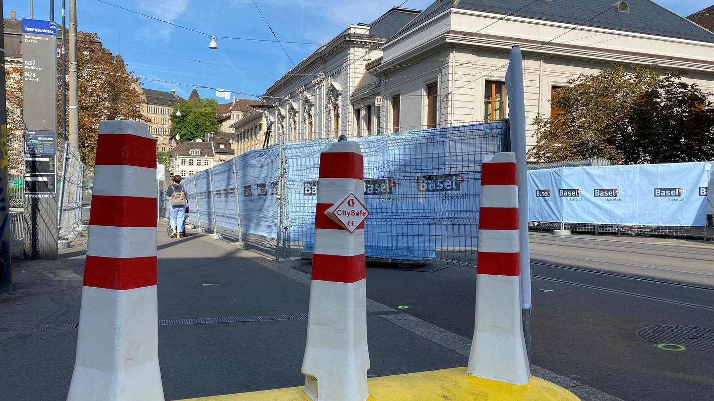 Sicherheitszäune vor dem Basler Stadtcasino (Foto: SWR, Matthias Zeller)