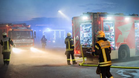 Ein Gebäude in Oppenau (Ortenaukreis) stand am Samstagabend im Vollbrand, als die Feuerwehr dort eintraf. (Foto: dpa Bildfunk, picture alliance / dpa / Vincent Kempf (Symbolbild))