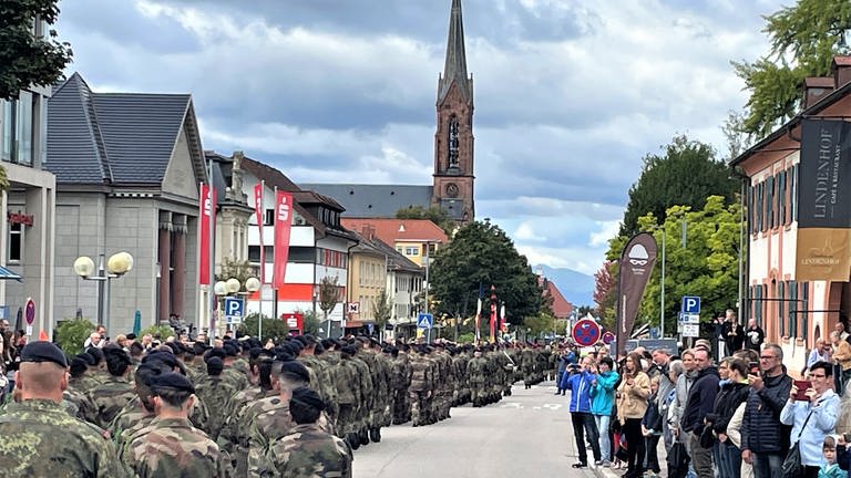 Zahlreiche Interessierte verfolgten den Marsch durch Müllheim zur Kaserne. (Foto: SWR, Mathias Schlott)
